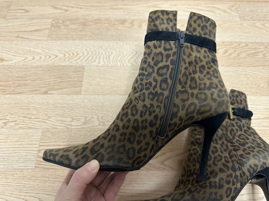 stuart weitzman 스튜어트 와이츠먼 스웨이드 앵클 부츠 상품이미지2