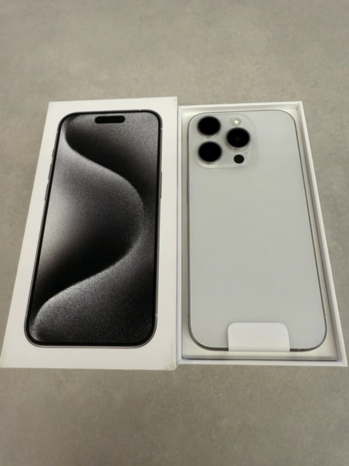 아이폰 15 프로 128GB 자급제 화이트 티타늄입니다 상품이미지3