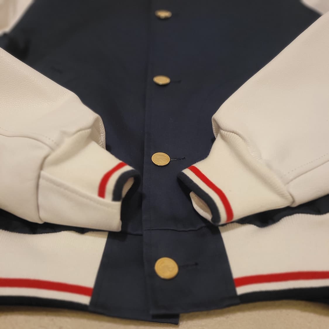 톰브라운 레더 슬리브 바시티 자켓 2 상품이미지4