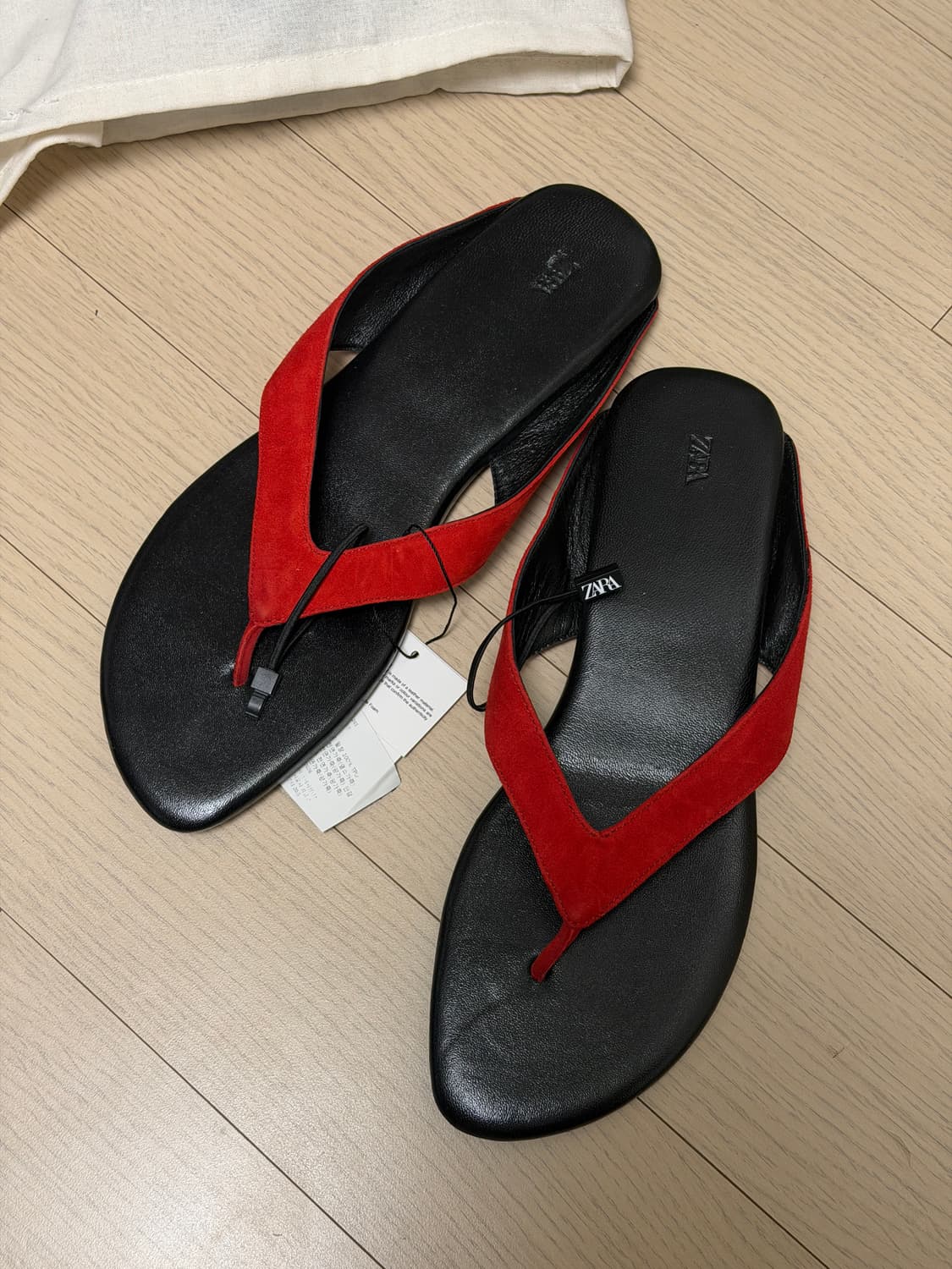 새상품) 자라 Zara 염소가죽 플립플랍 레드 블랙 상품이미지2