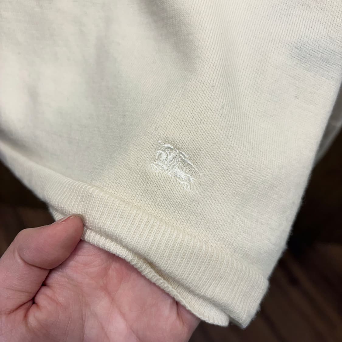 버버리 런던 니트 언밸런스 넥라인 체크 배색 숄더 버튼 디테일 아이보리 상품이미지6