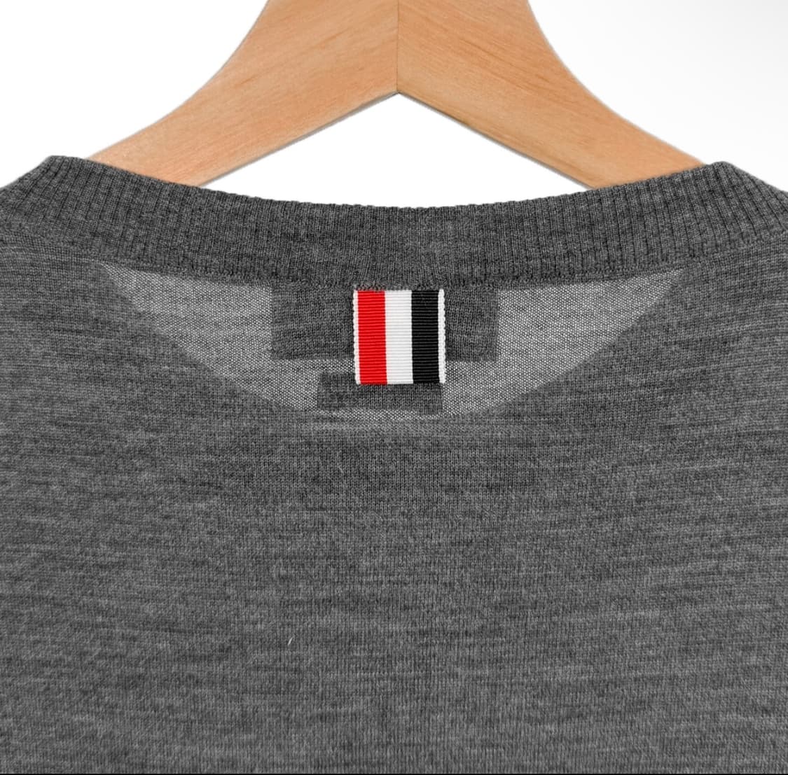 [2사이즈] 톰브라운 남성 사선완장 메리노울 니트 티셔츠 미디움 그레이 상품이미지4