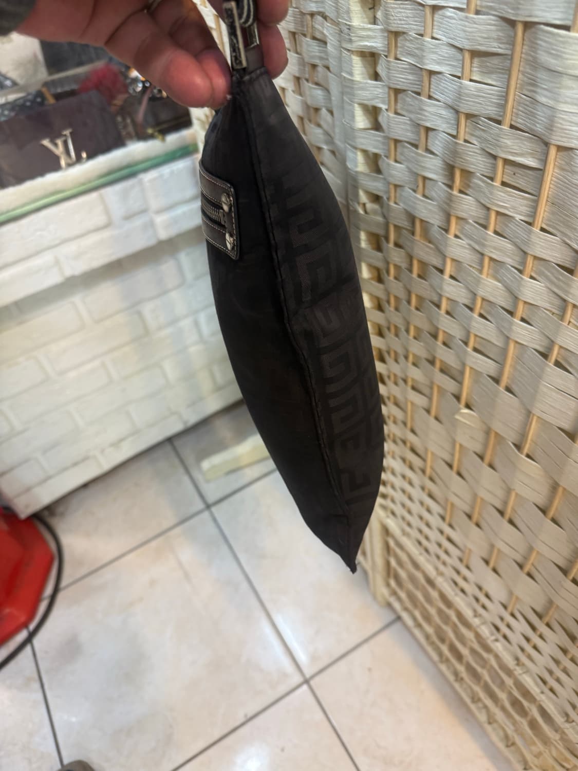 정품 지방시 로고 캔버스 크로스백 팝니다 상품이미지3