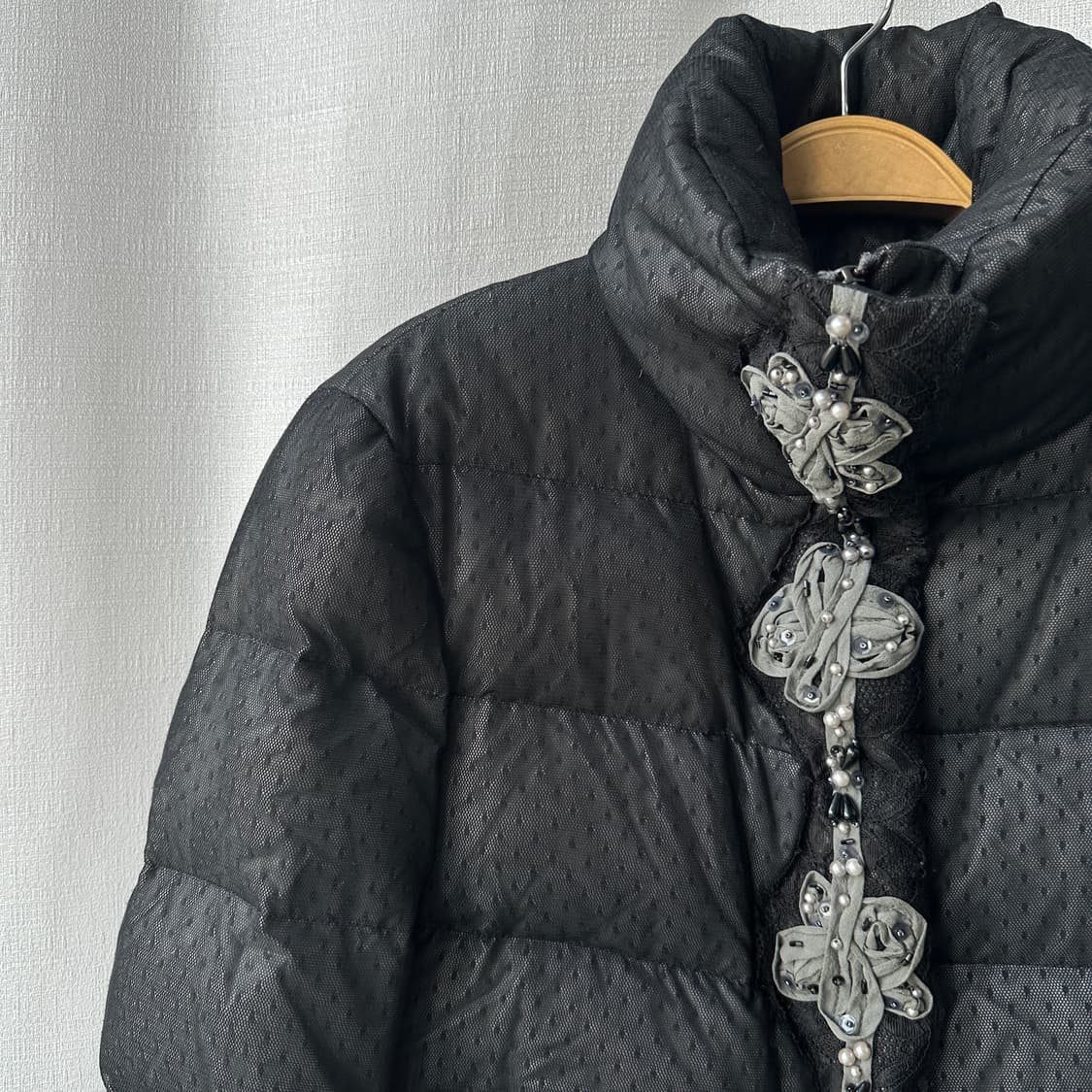 조르지오 아르마니 레이스 플라워 코르사쥬 숏 구스 다운 블랙 그레이 42 상품이미지3