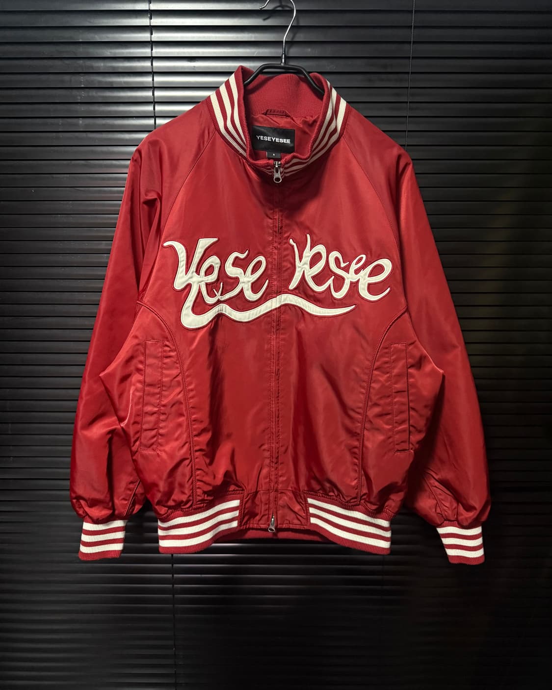 예스아이씨 yeseyesee 레드 버건디 하이넥 스타디움 야구 바시티점퍼 상품이미지1