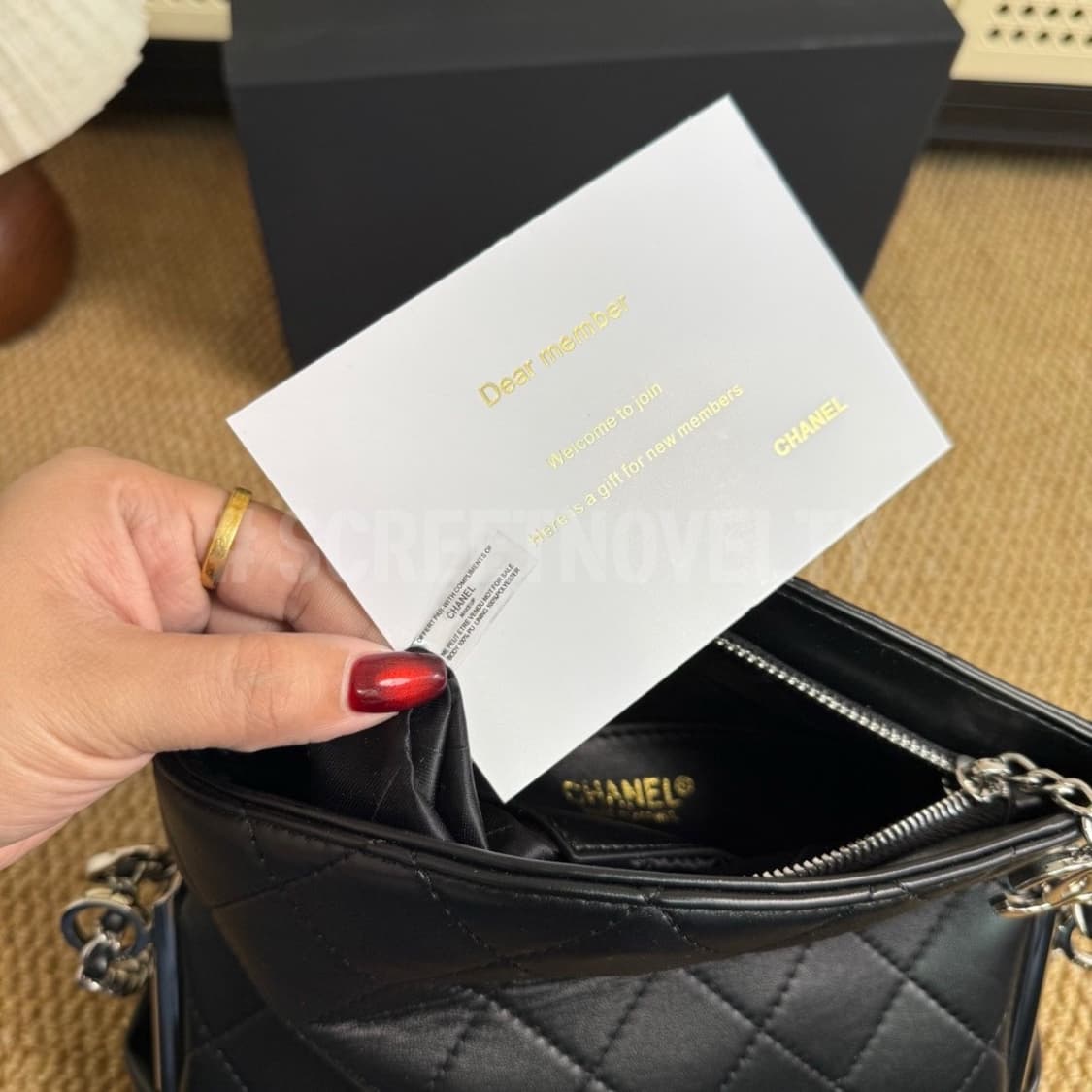 26신상 샤넬뷰티 VIP 플랩체인 램스킨 숄더 호보백 상품이미지3