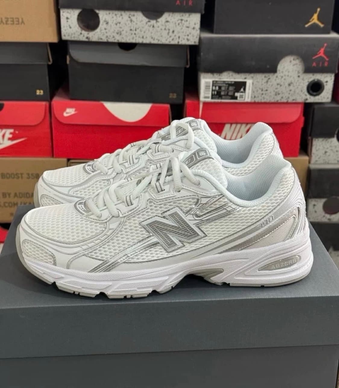 뉴발란스 740v2 화이트 실버 메탈릭 상품이미지1