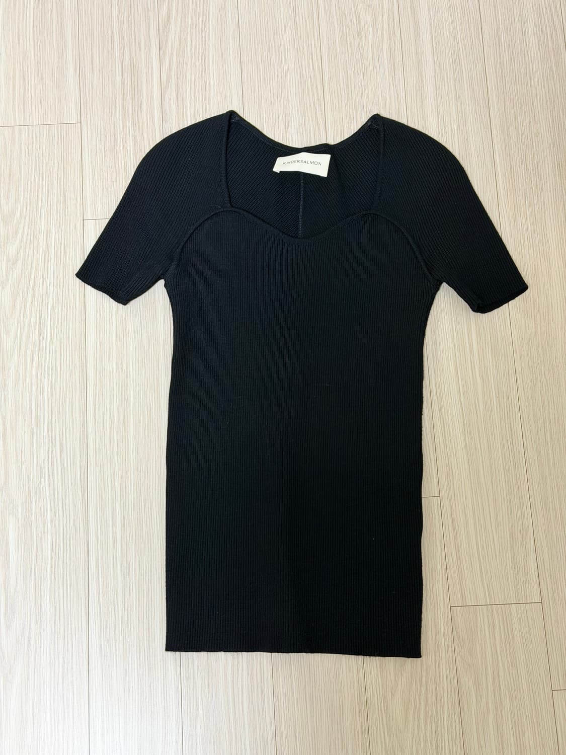 킨더살몬 우먼 하트 넥 하프 니트 탑 블랙 상품이미지2