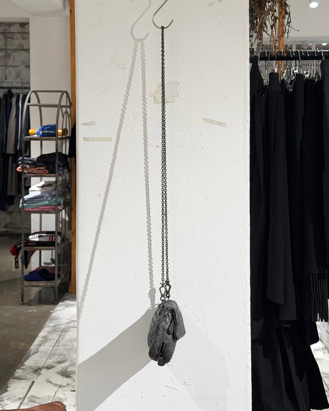 보테가 베네타 차콜 인트레치아토 나파 미니 체인 크로스백 상품이미지3