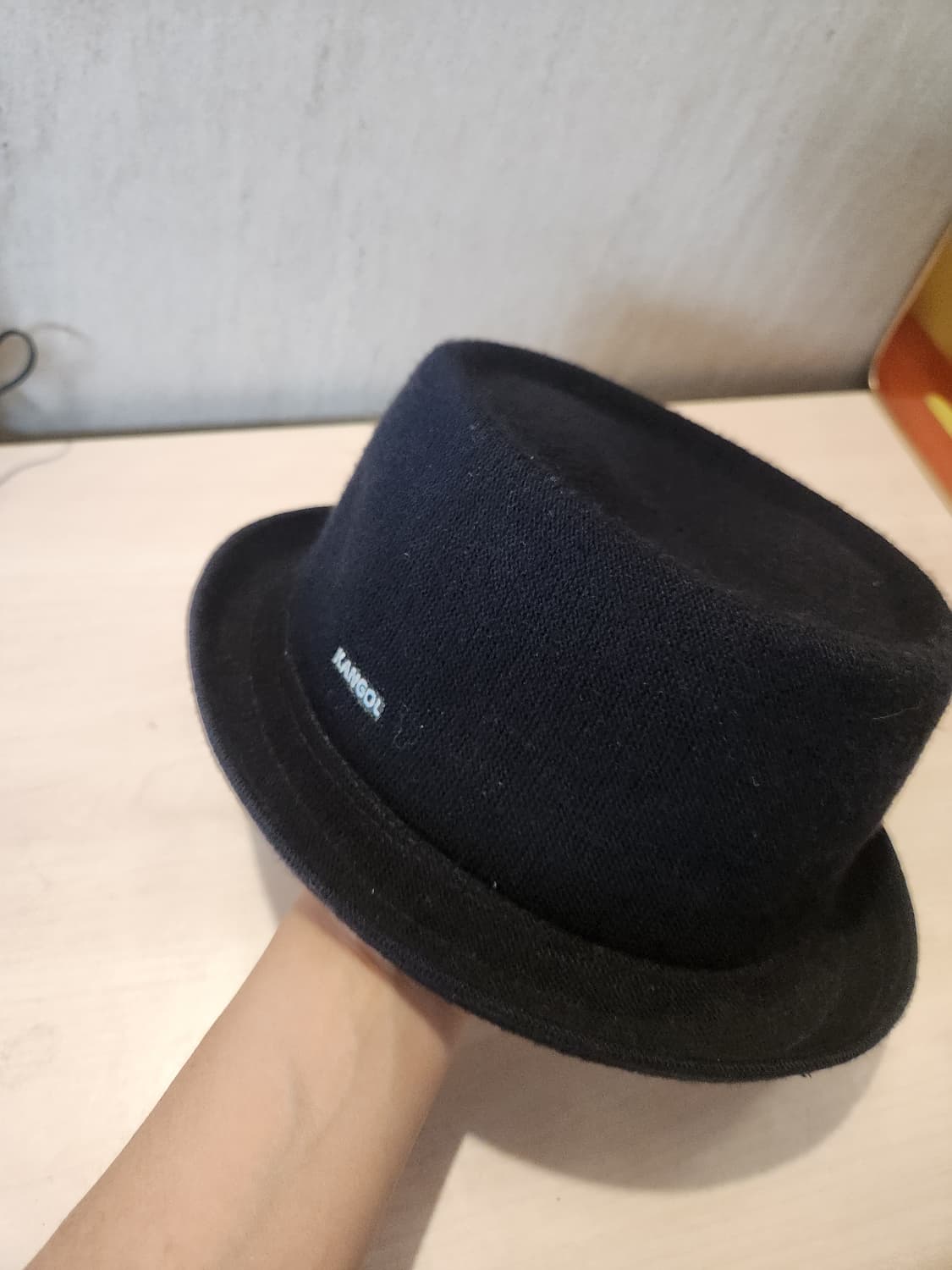 “캉골(KANGOL) 블랙 페도라햇 🎩 감성+힙 무드 필수템”
 상품이미지1