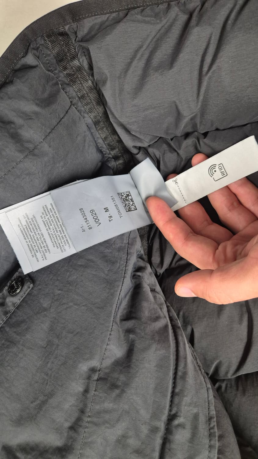 스톤아일랜드 심리스 다운 블랙 24fw M사이즈 상품이미지3