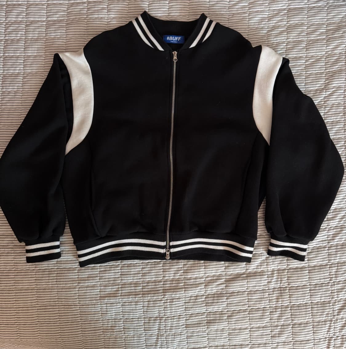 BUFF 블랙 화이트 배색 바시티 집업 자켓 상품이미지1