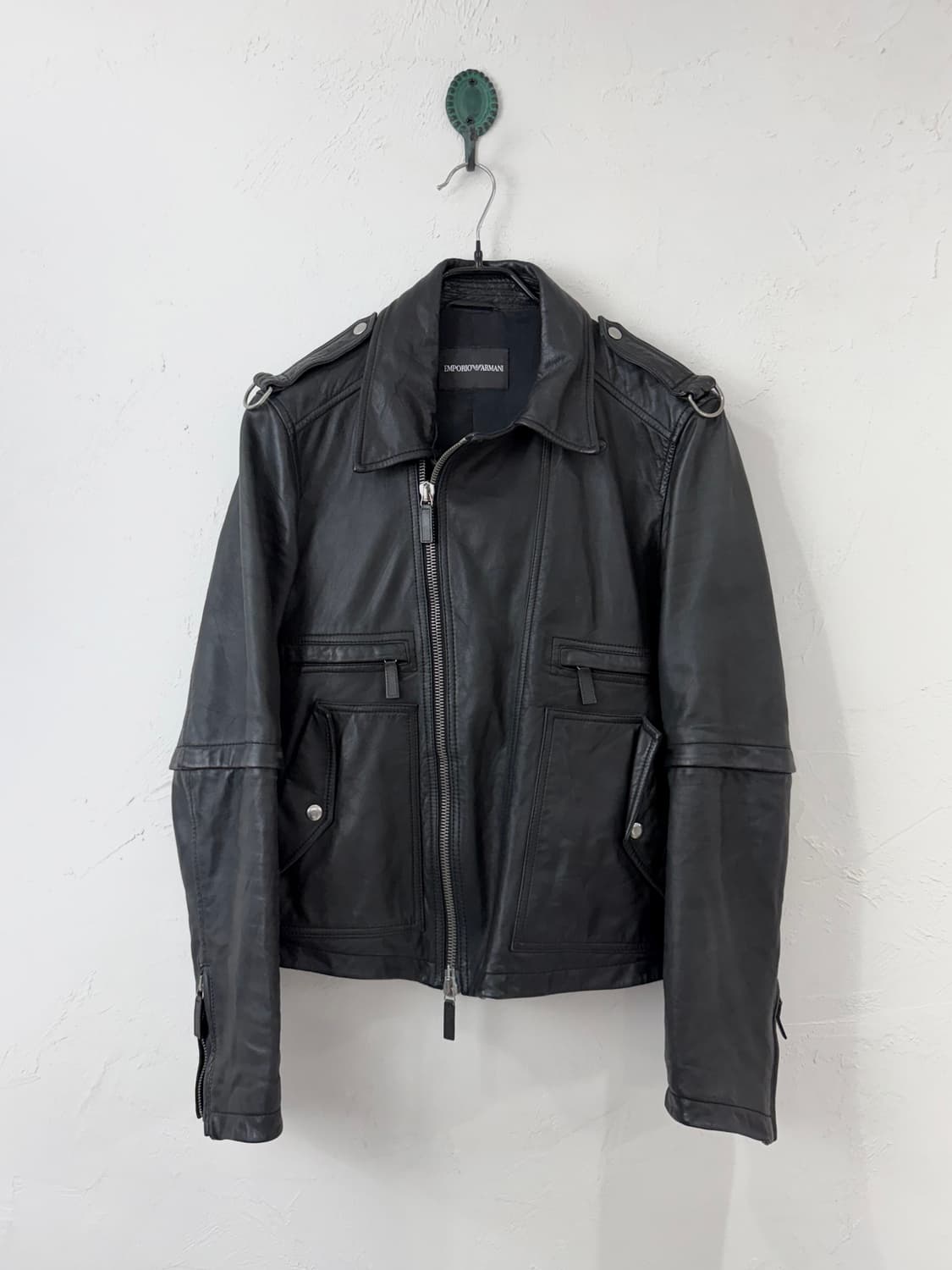 엠포리오 아르마니 디테쳐블 슬리브 레더 라이더 자켓 상품이미지1