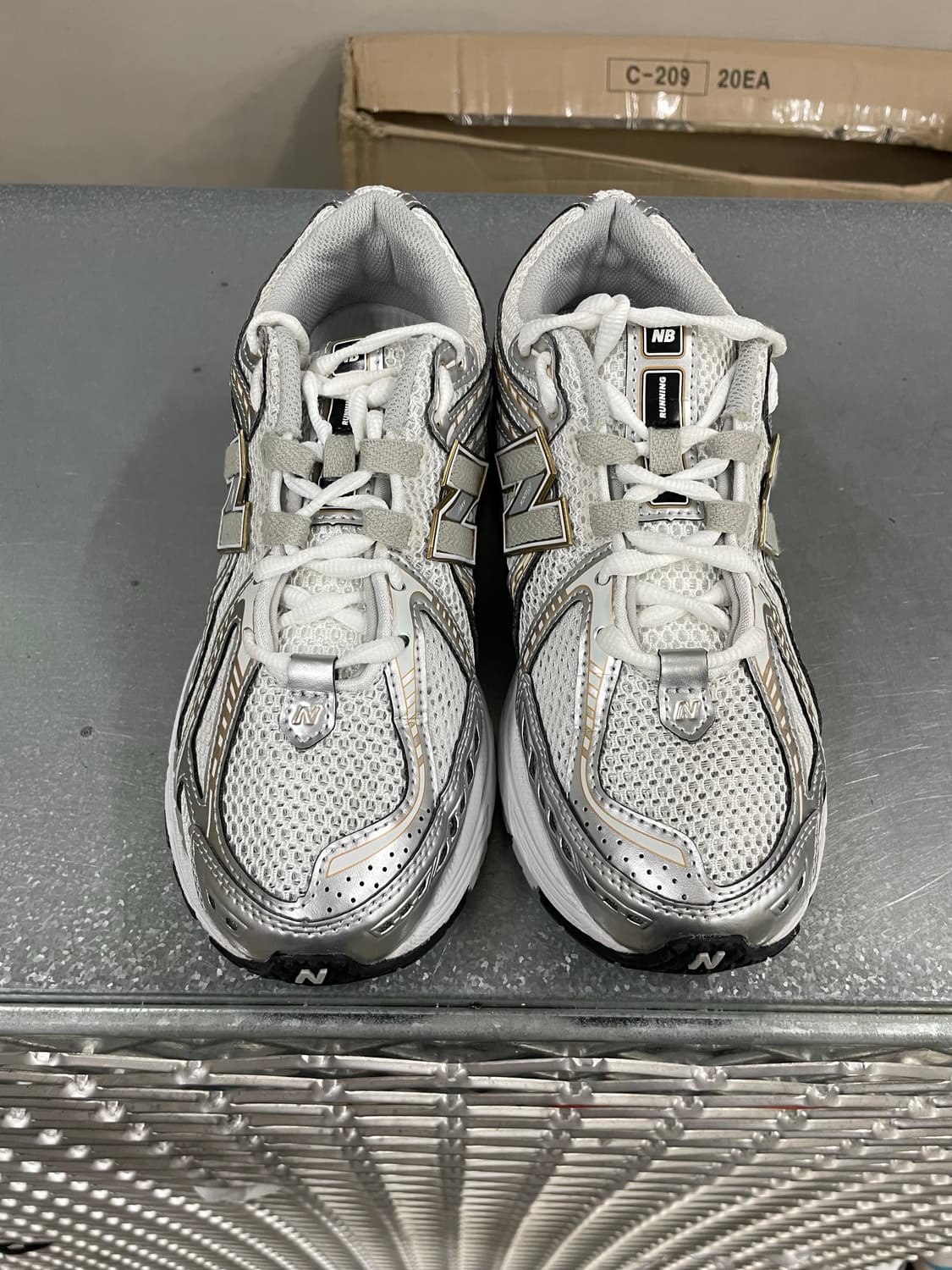 뉴발란스 1906R 화이트 메탈릭 실버 245 상품이미지5