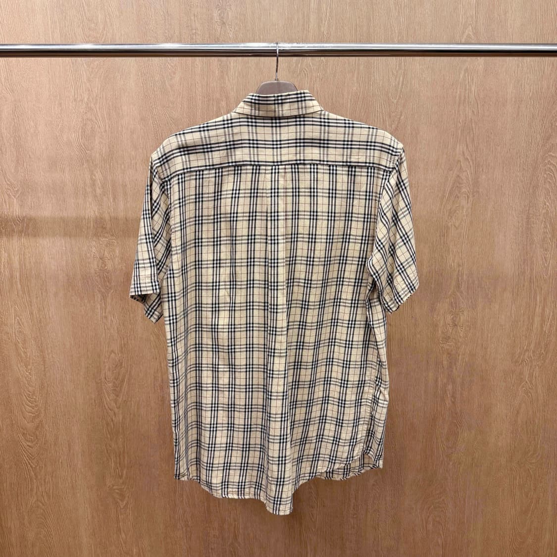 버버리 런던 카라 가슴 포켓 자수 로고 3버튼 디테일 베이지 상품이미지3