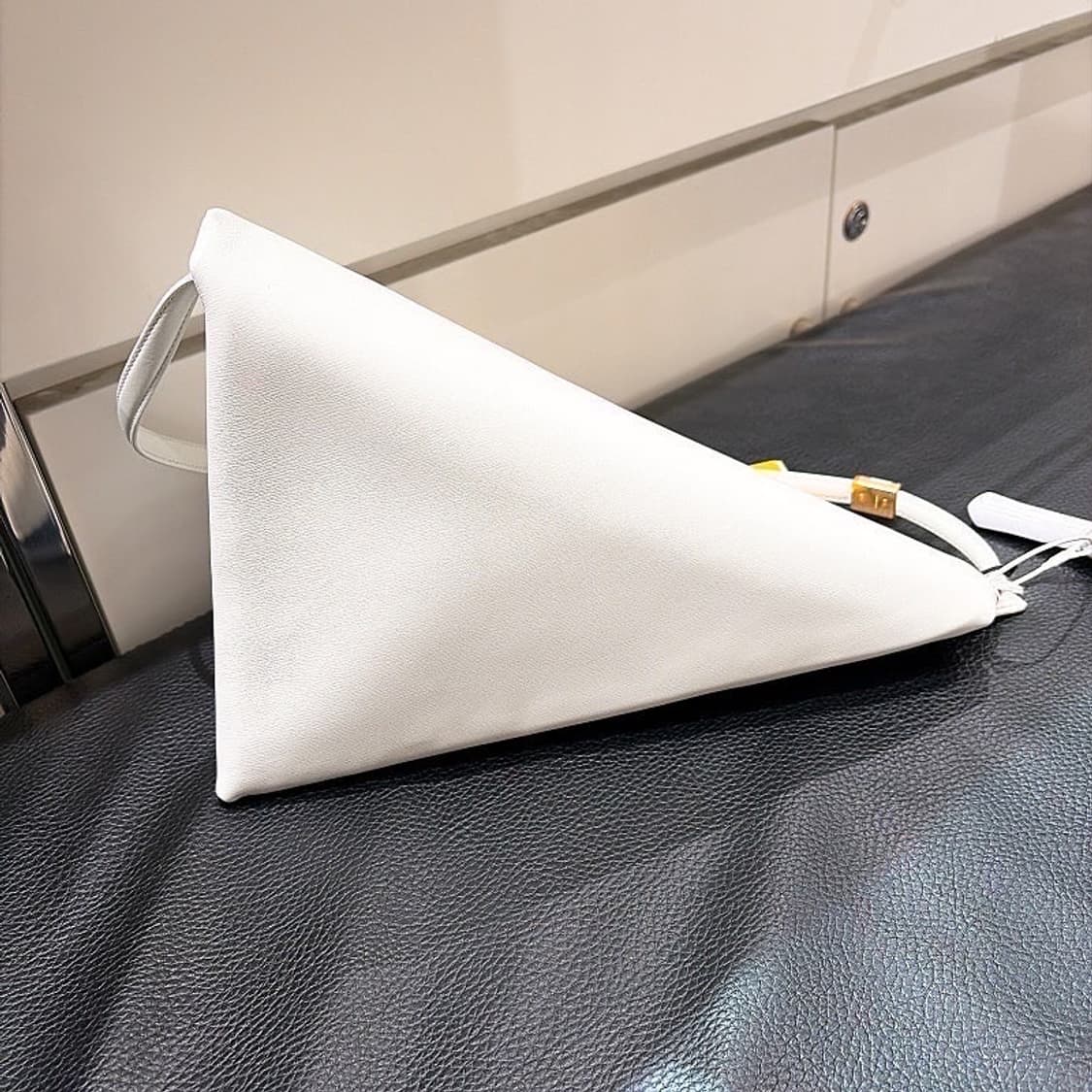 (정품/새상품) MARNI 마르니 여성 화이트 트라이앵글 레더 숄더백 상품이미지2