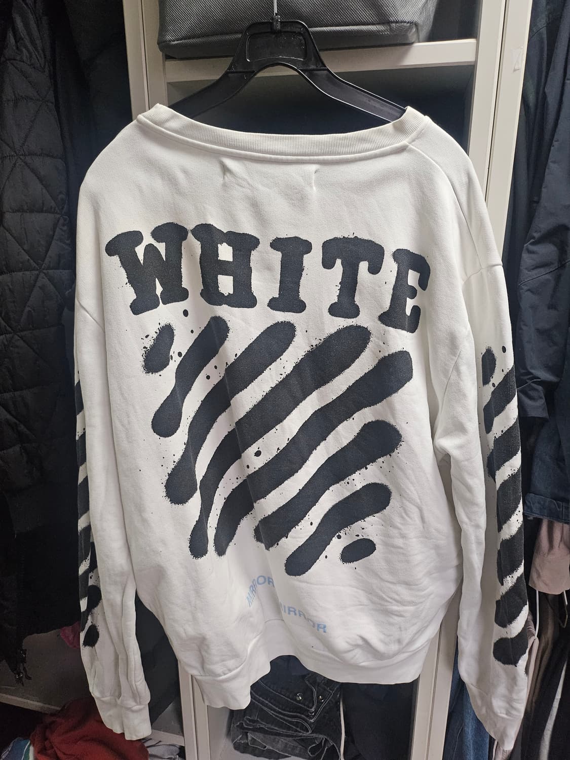오프화이트 스프레이 맨투맨 m 사이즈 판매합니다  상품이미지2