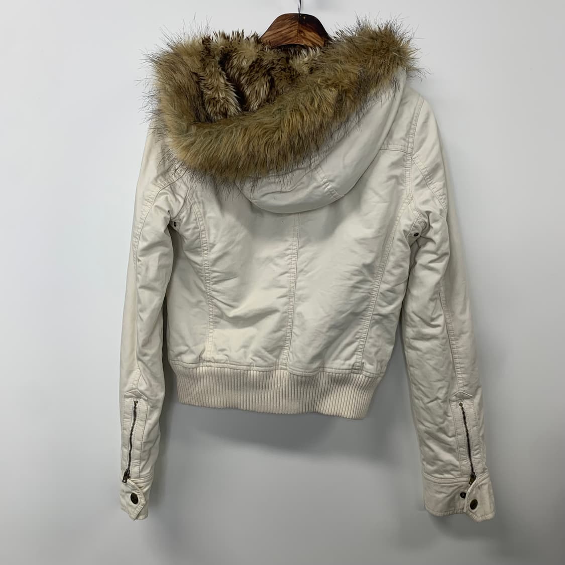 홀리스터 y2k 와투케 화이트 퍼 후드 자켓 상품이미지4