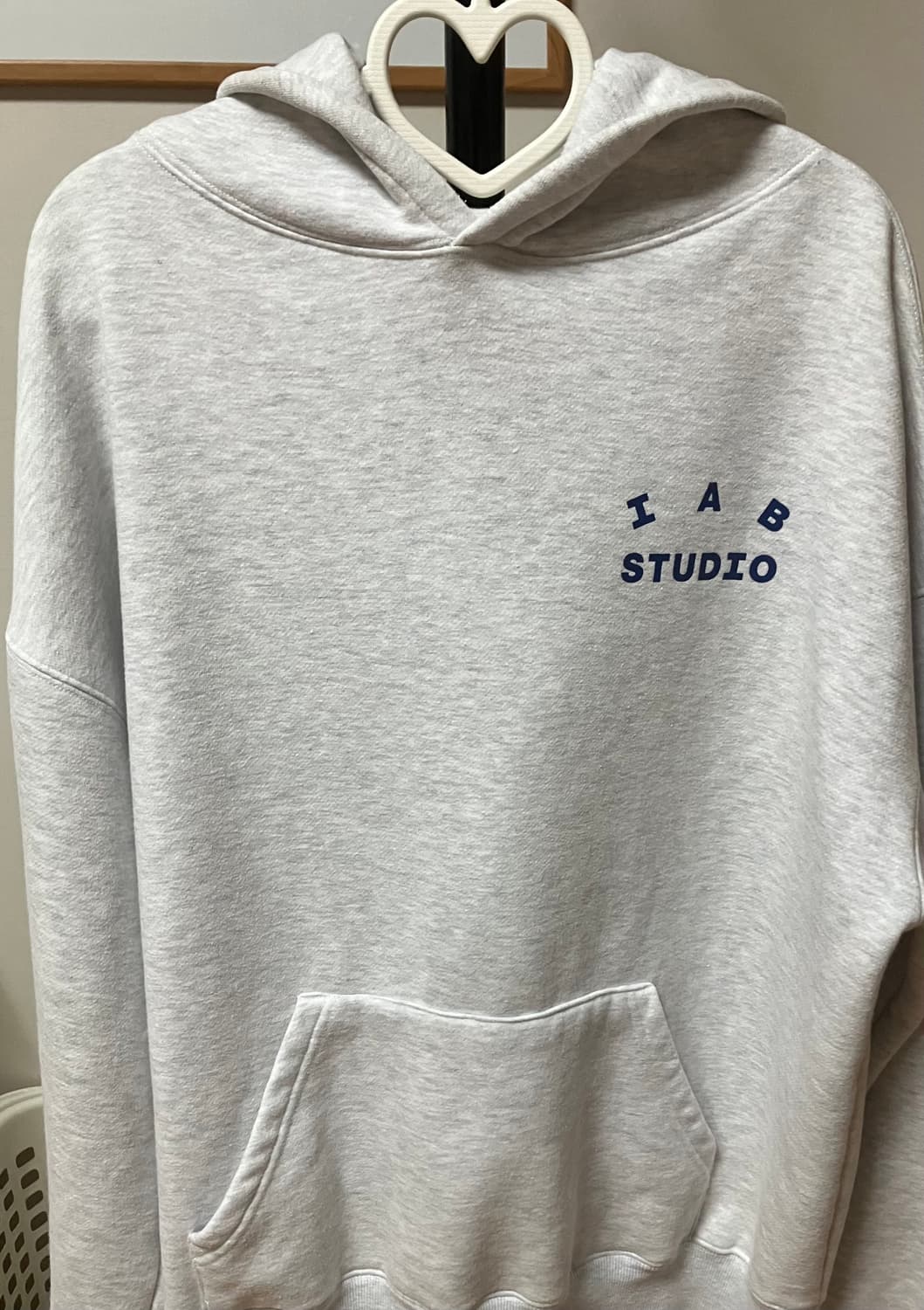 아이앱 스튜디오 후드티 L 라이트 그레이 팝니다. 상품이미지3