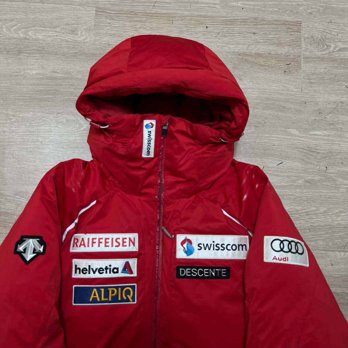 데상트 아우디 덕다운 스위스팀 후드 패딩 점퍼 [레드] S/90 상품이미지2