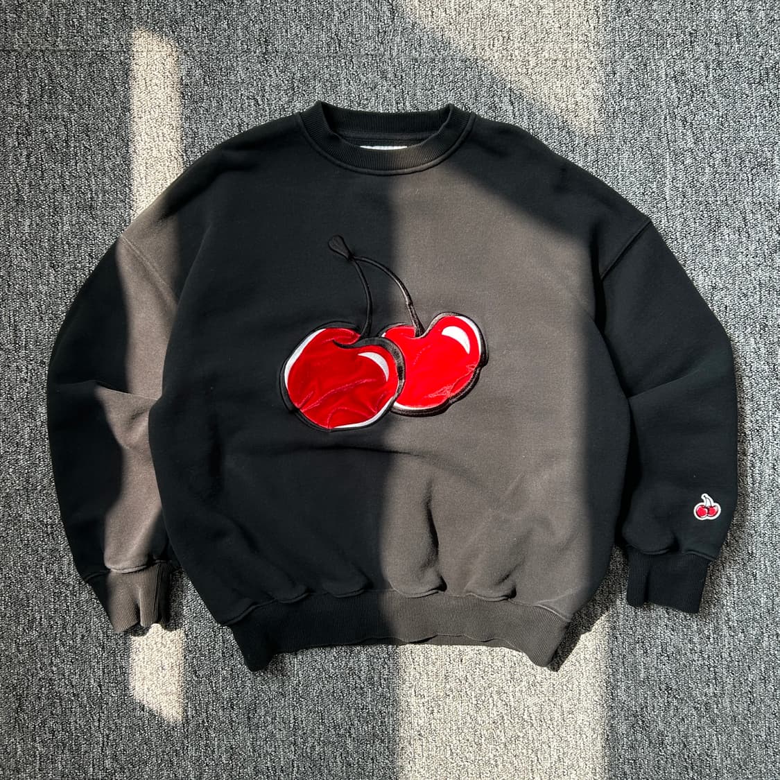 키르시 블랙 빅체리 맨투맨 상품이미지1