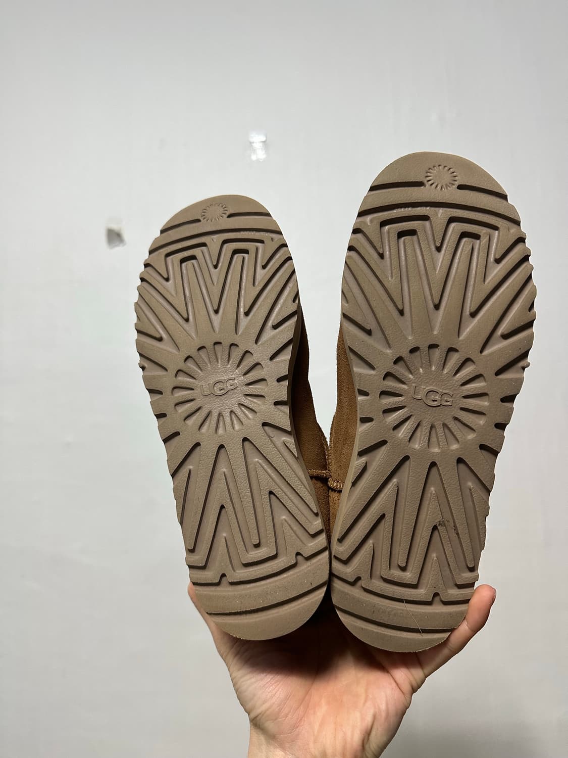 어그 UGG 미니 로고 집업 부츠 체스터넛  상품이미지6