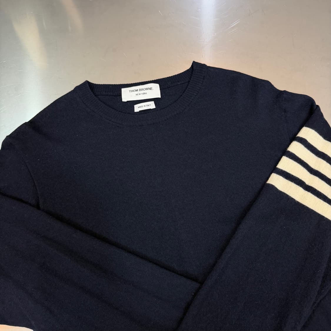 [리오브전포점] 톰브라운 메리노 울 사선 완장 자수 니트 상품이미지3