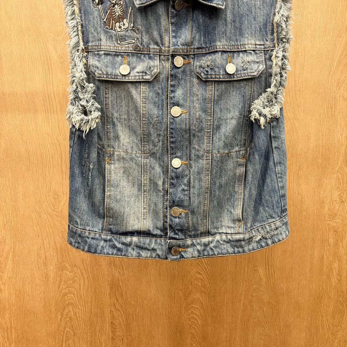 쟈딕 앤 볼테르 데님 베스트 스컬 플라워 자수 가죽 패치 디테일 중청 상품이미지5