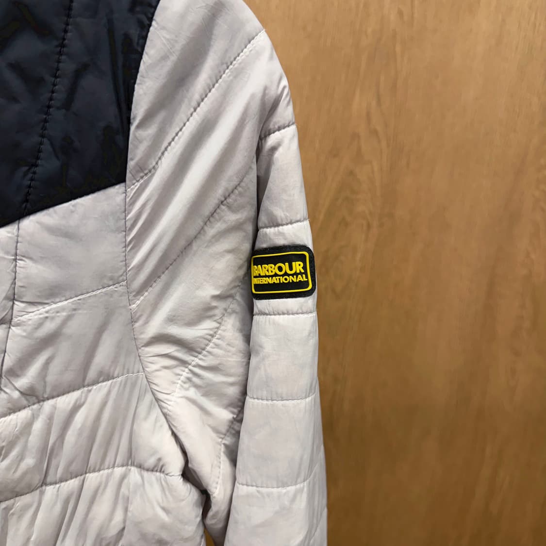 바버 후드 경량 패딩 배색 골드 로고 더블 포켓 디테일 라이트 그레이 상품이미지6