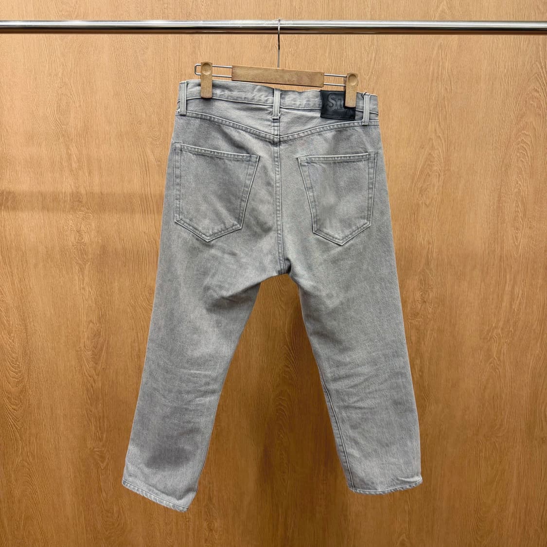 슈프림 데님 팬츠 백 레더 로고 패치 디테일 와이드 스트레이트핏 그레이 상품이미지3