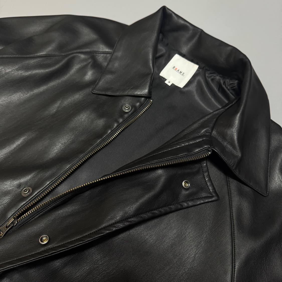 빔즈(BEAMS DoT) 블랙컬러 와이드실루엣 비건 레더 자켓 상품이미지3