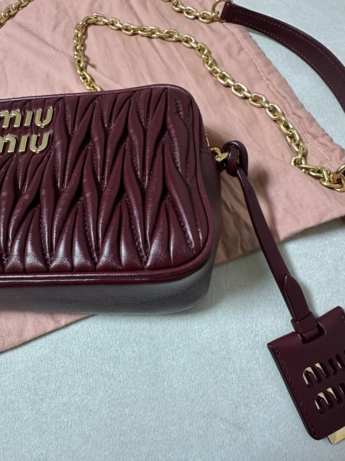 [새상품급 정품] 미우미우 마테라쎄 크로스백 상품이미지6