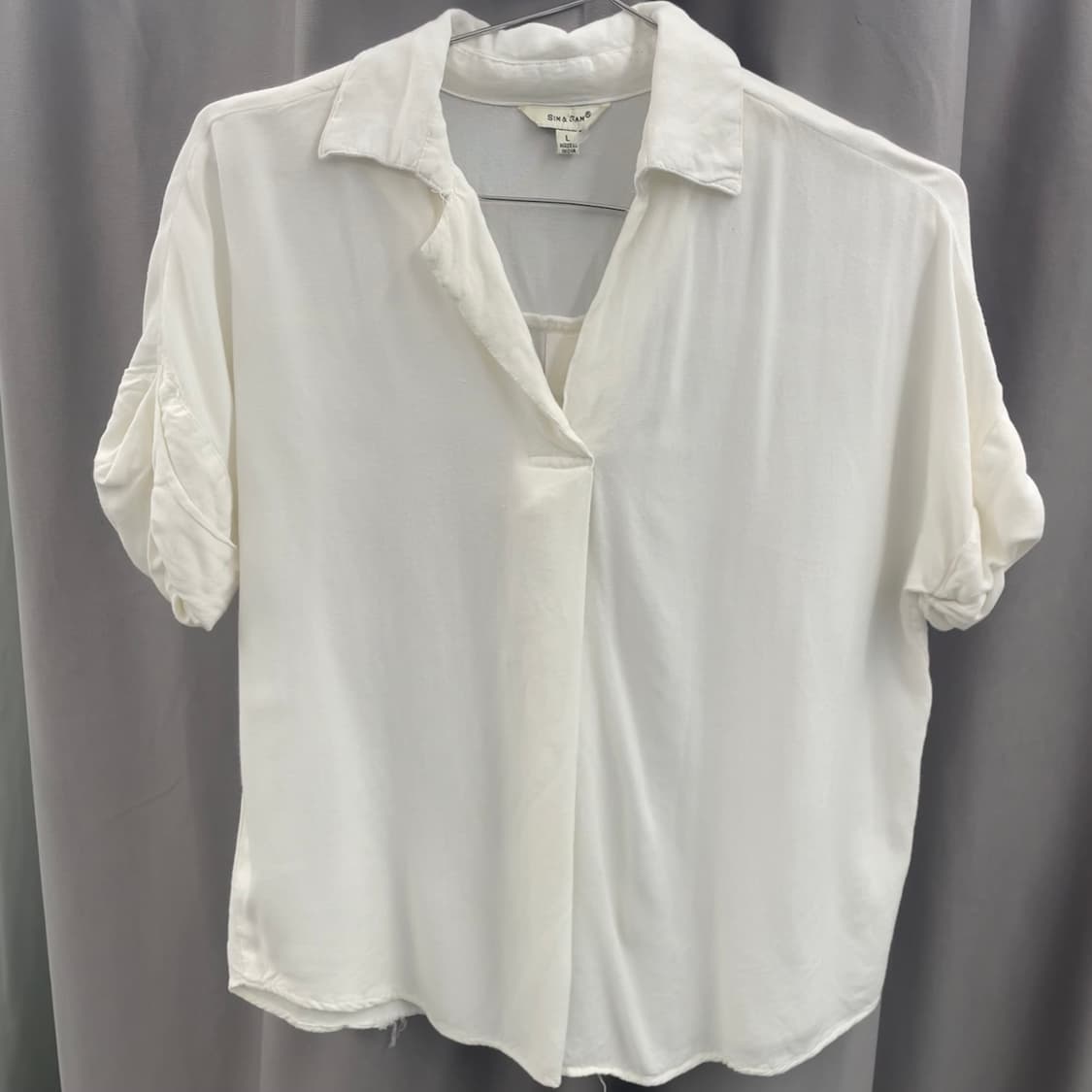 백 오픈 버튼 반팔 블라우스 상품이미지1