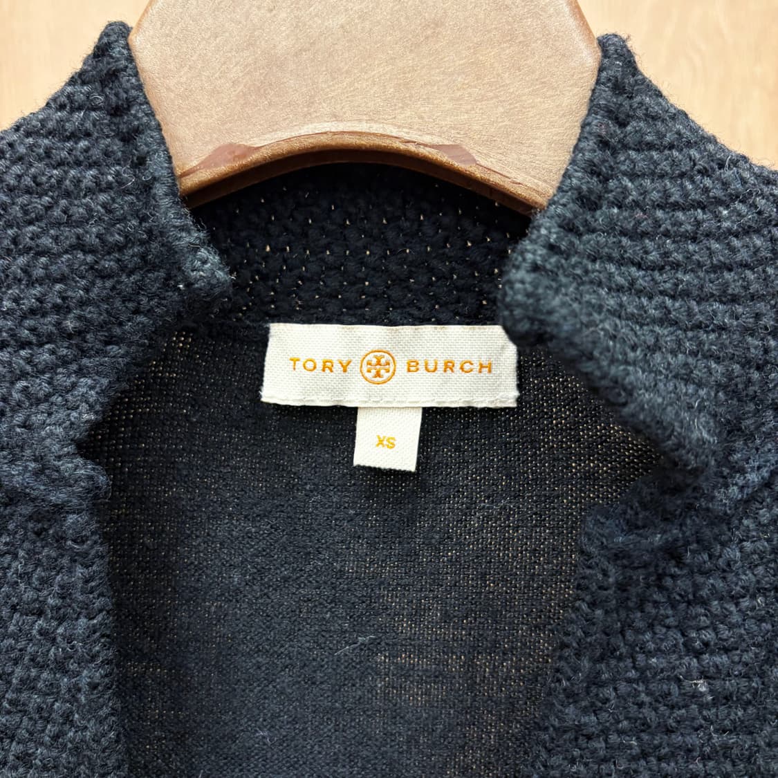 토리버치 브이넥 긴팔 니트 스플릿 카라 벌집 패턴 배색 디테일 블랙 상품이미지6