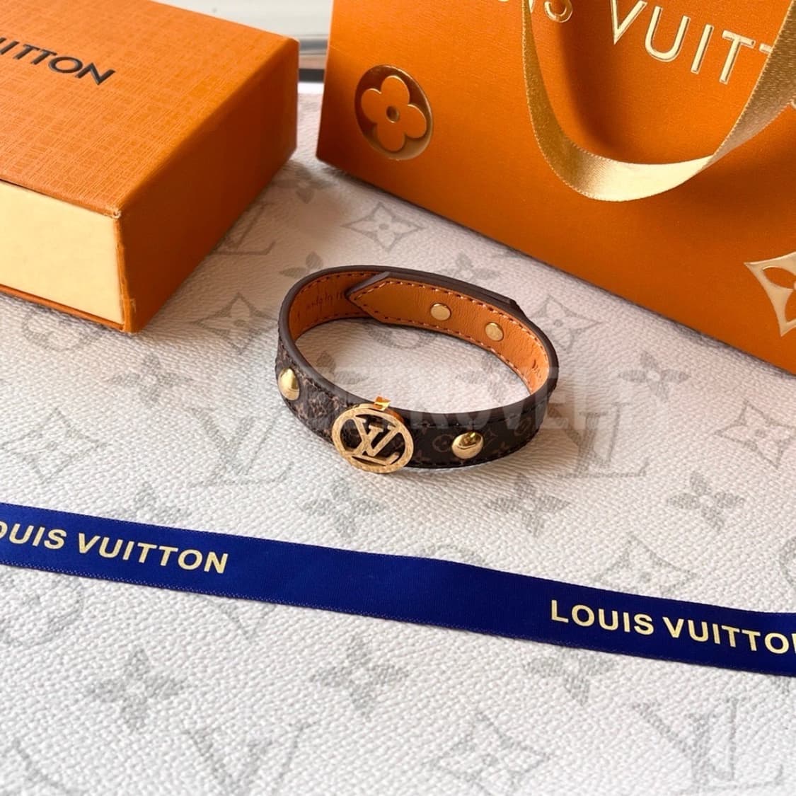 루이비통 LV 모노그램 가죽 팔찌 풀박스 상품이미지2