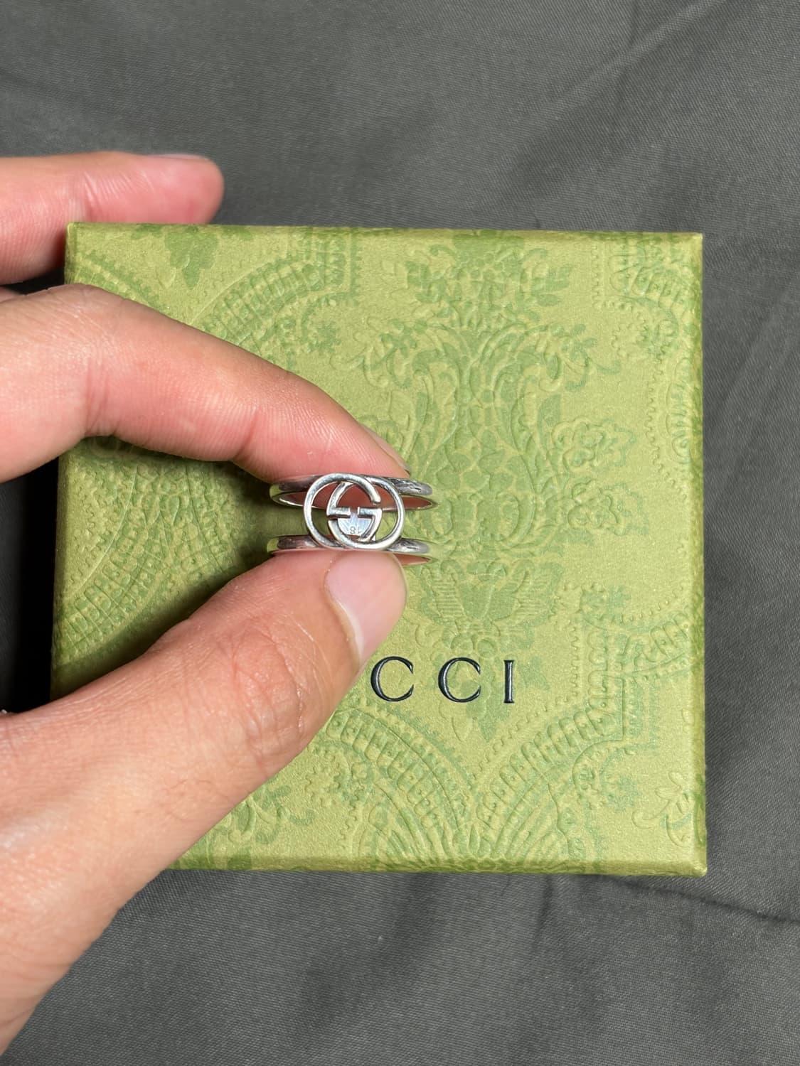 구찌 인터로킹 G 와이드 오픈 밴드 실버 반지 18호 상품이미지2