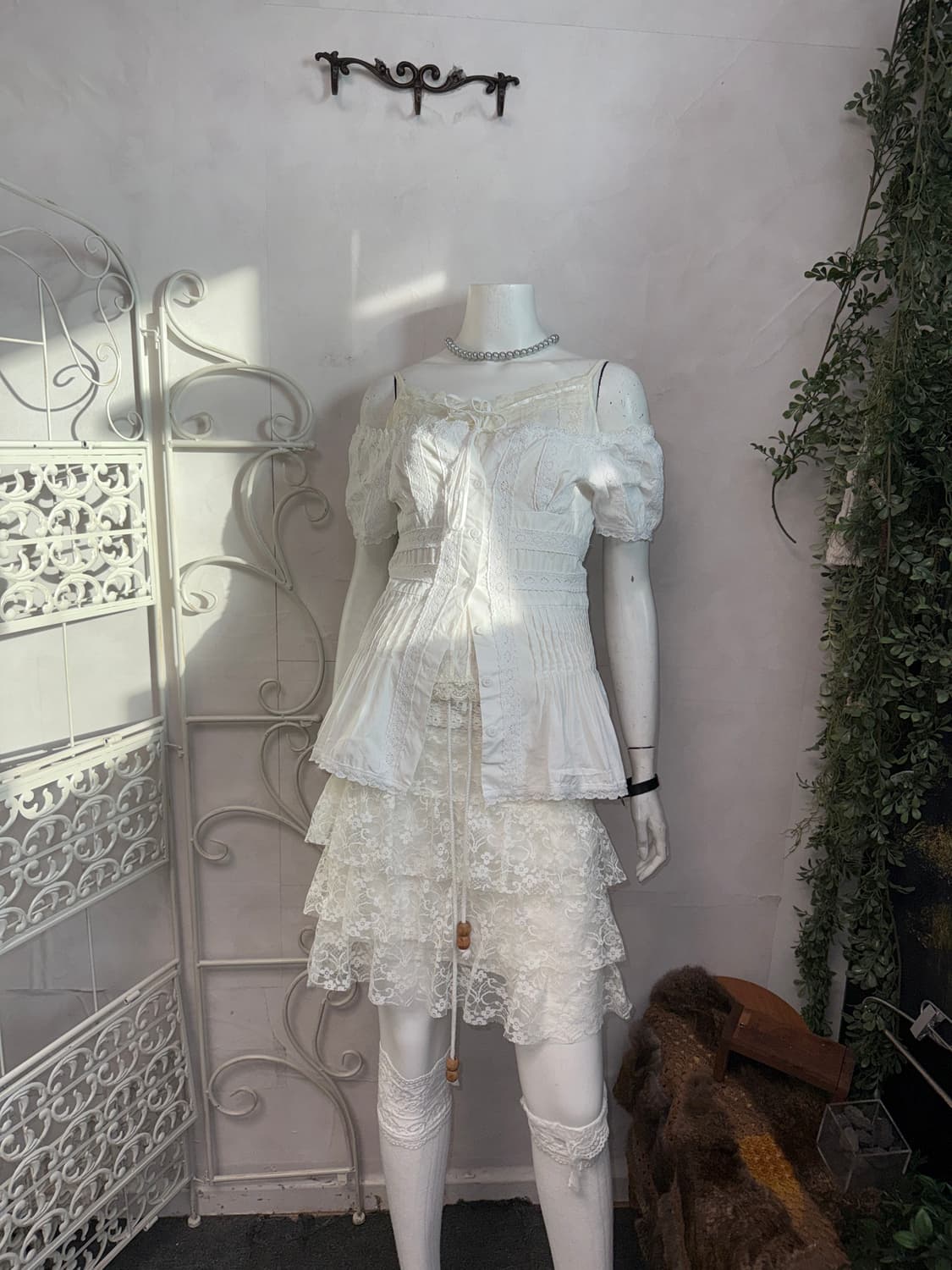 White pleats lace button off shoulder bl 상품이미지4