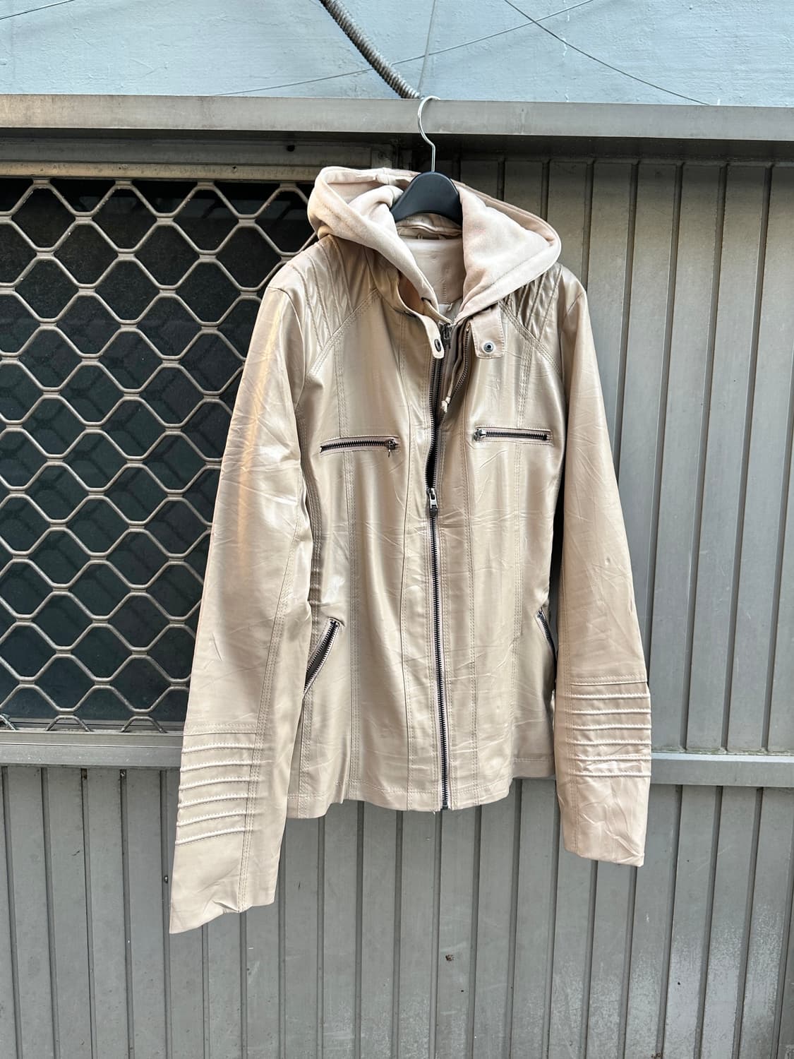 Beige hood layered fake leather motor ja 상품이미지5