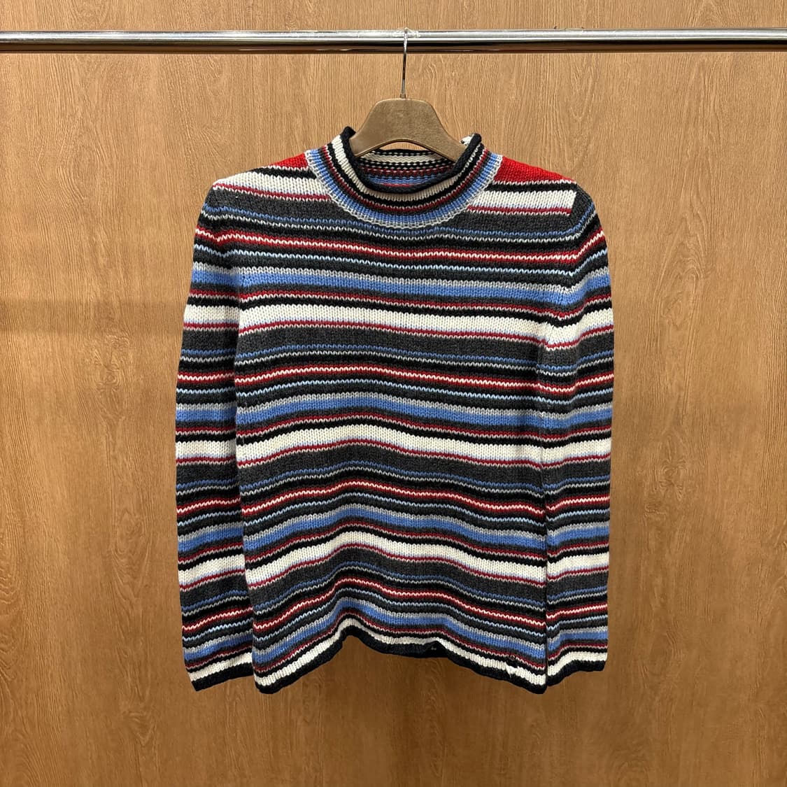 버버리 블랙 라벨 하프넥 니트 멀티 스트라이프 패턴 디테일 블루 레드 상품이미지2