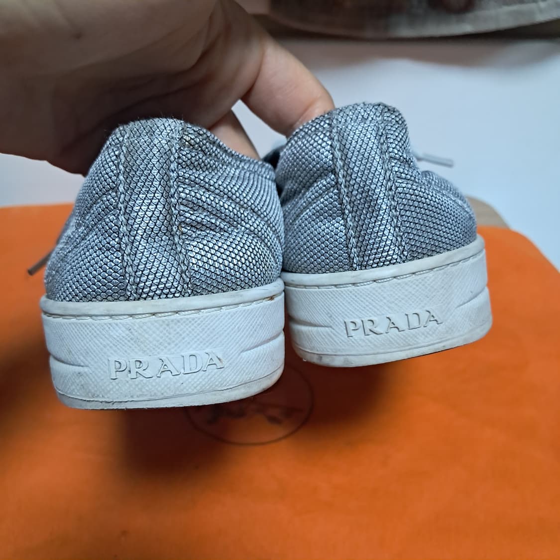 정품 프라다 여성 실버 스니커즈 36.5(230~235) 상품이미지6