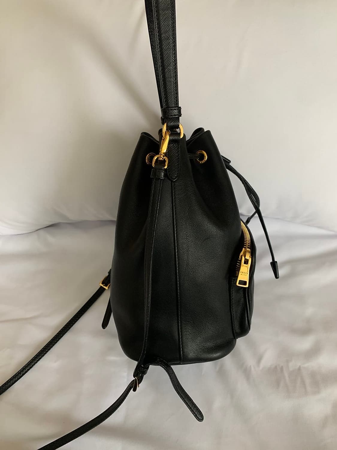 프라다 레더 버킷백 상품이미지4