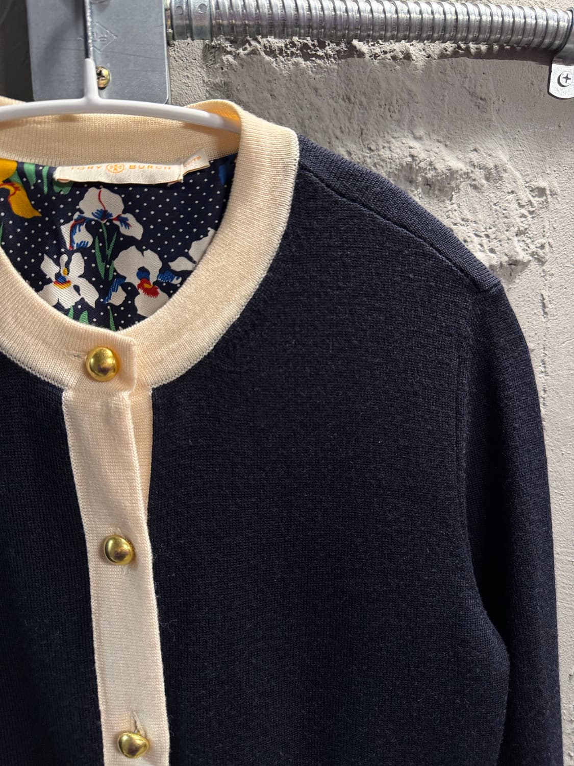토리버치 TORY BURCH 골드 버튼 배색 니트 가디건 네이비  상품이미지3
