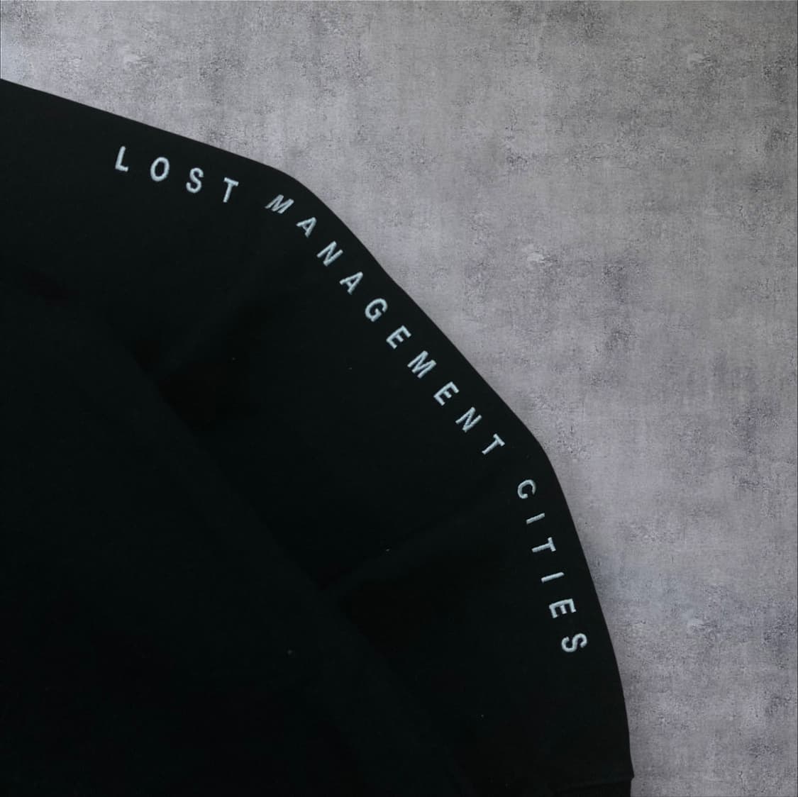 LMC 센터 로고 스펠아웃 블랙 맨투맨 상품이미지2