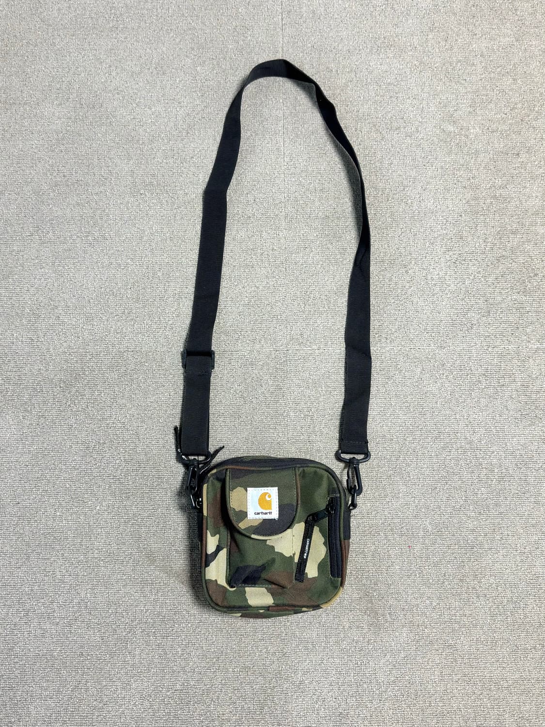 칼하트 wip 카모 에센셜 크로스백 상품이미지1