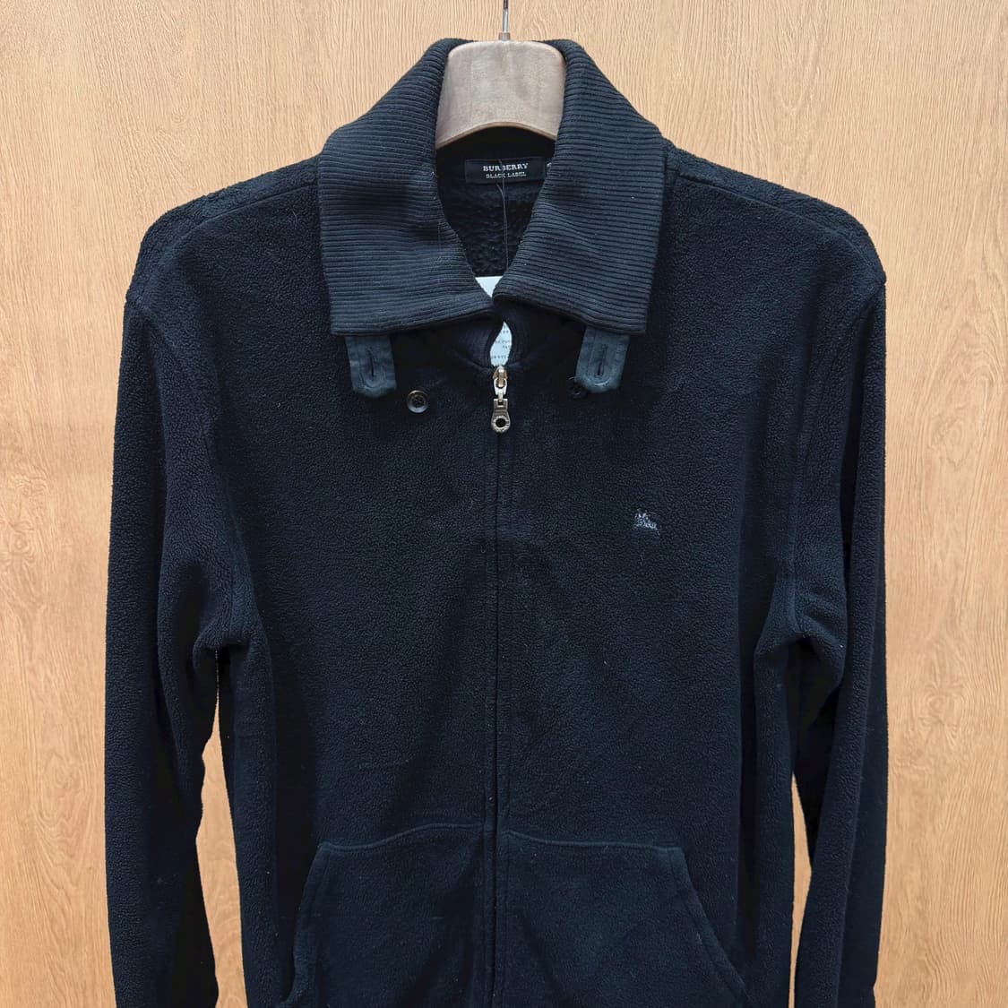 버버리 블랙라벨 긴팔 카라넥 플리스 로고 자수 골지 넥라인 디테일 블랙 상품이미지4
