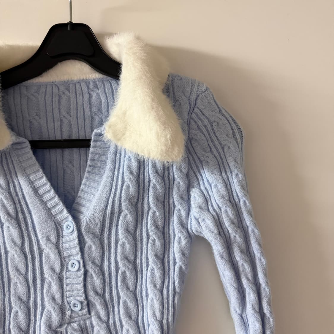 새상품 여자 퍼 꽈배기 브이넥 니트 상품이미지4