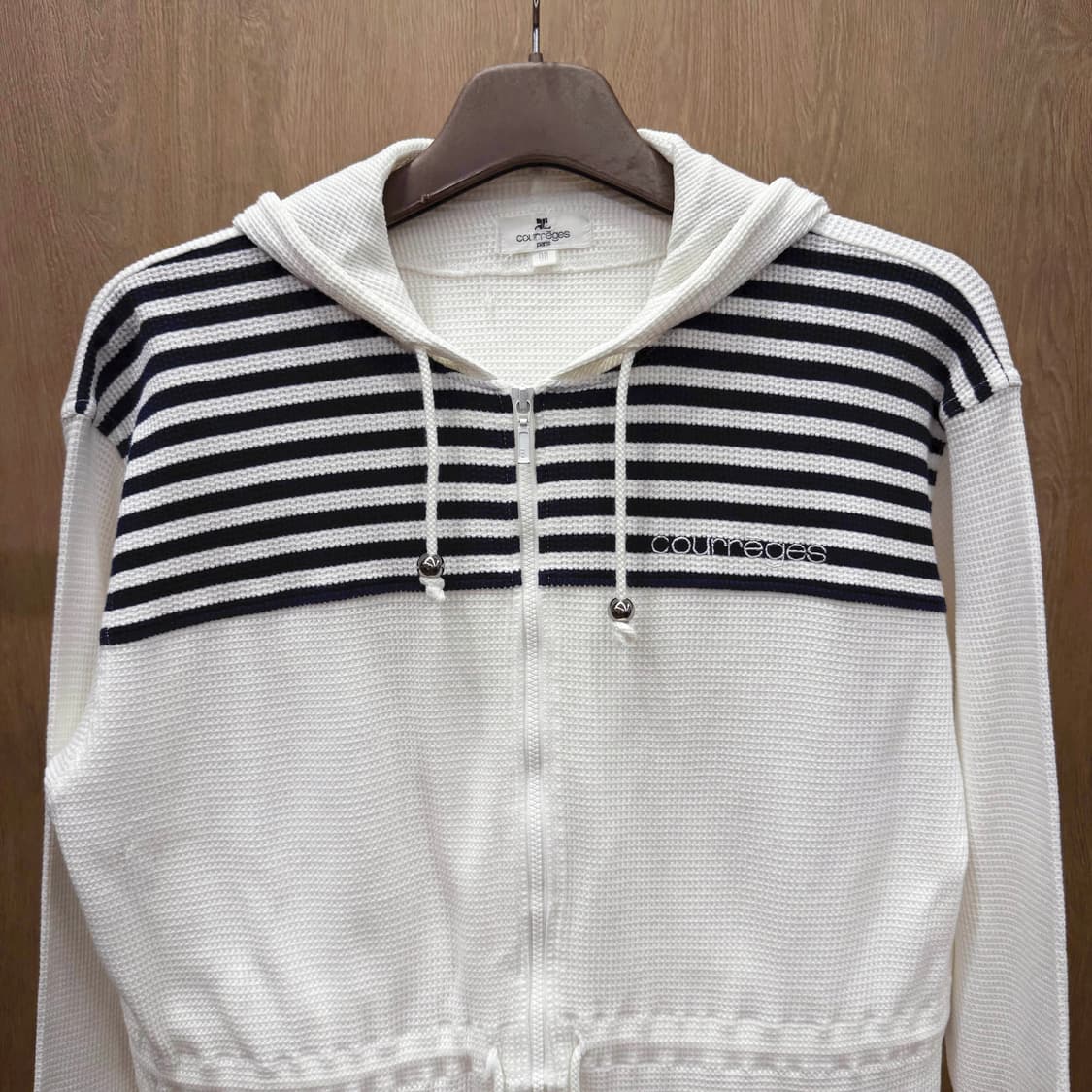 꾸레쥬 스트라이프 후드 집업 니트 로고 자수 포켓 디테일 아이보리 상품이미지4