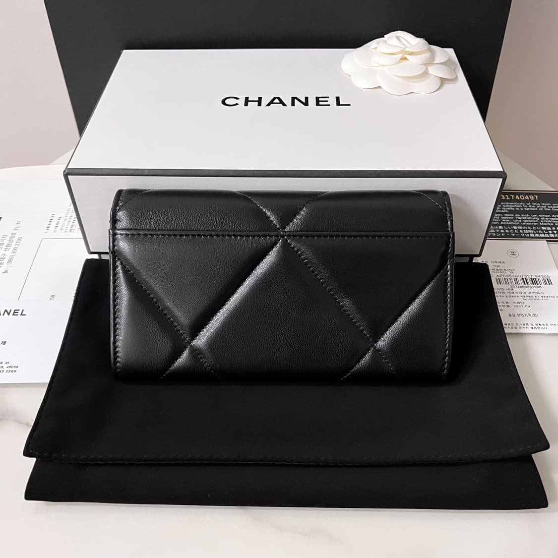 [새상품/풀박스] 샤넬 19램스킨 플랩 중지갑 실버 AP0953 상품이미지2