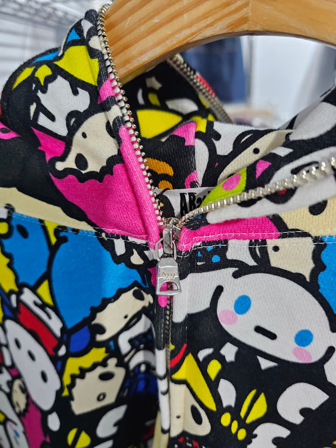 베이프 산리오 콜라보 샤크 후드 집업 크롭 상품이미지4