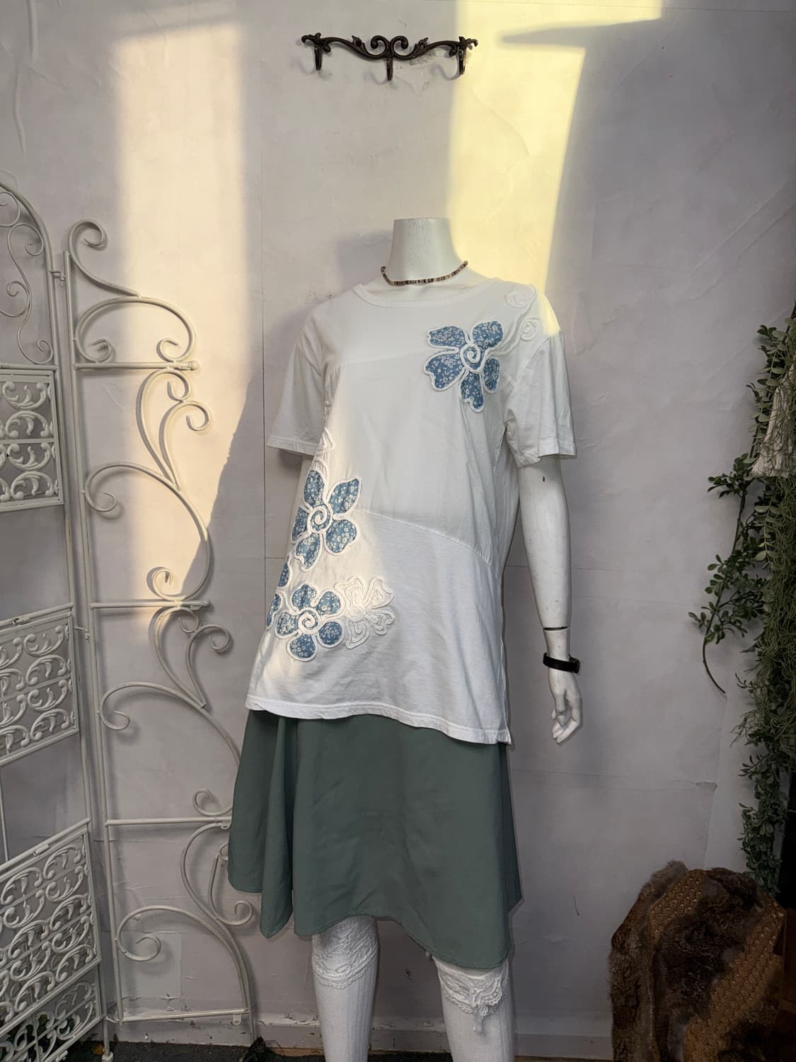 White blue flower embroidered half t 상품이미지6